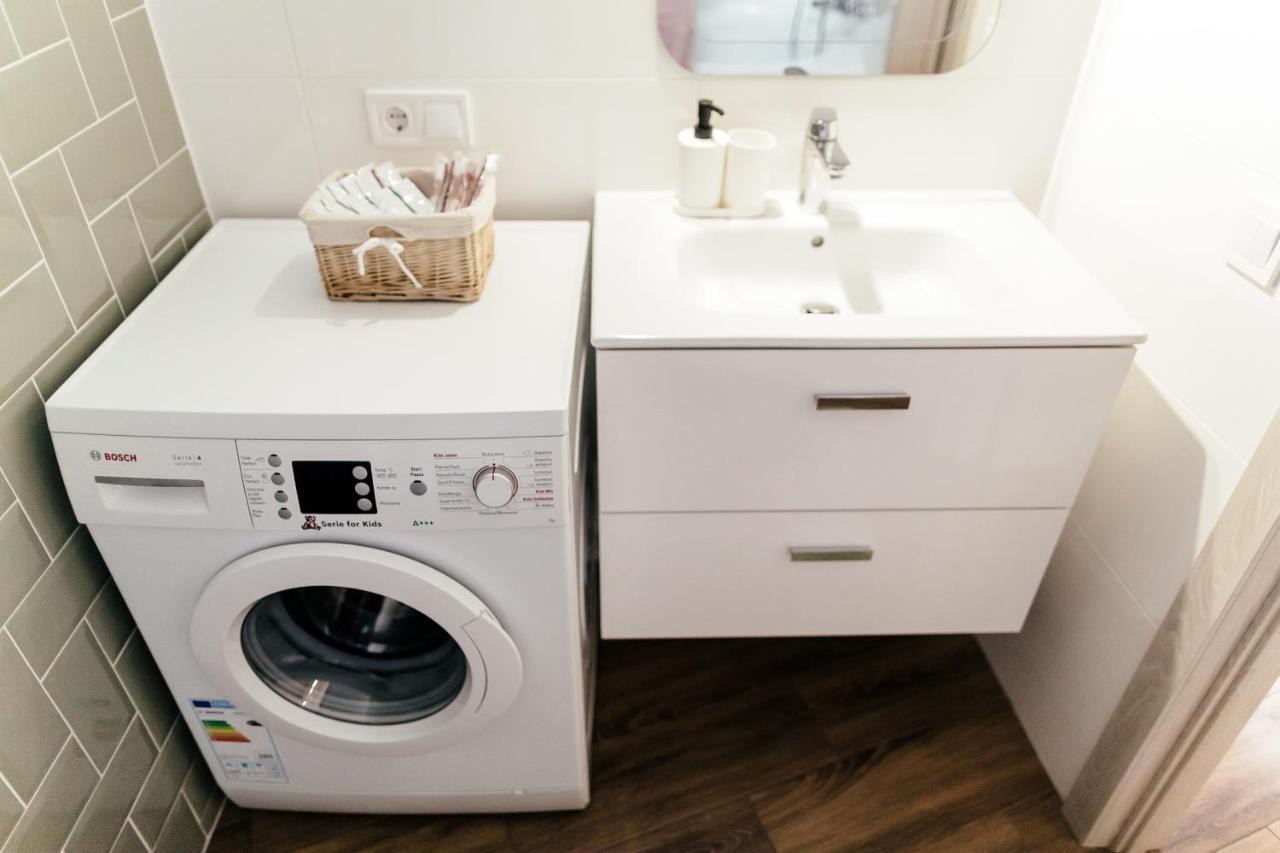リヴィウLara Apartament 3アパートメント エクステリア 写真